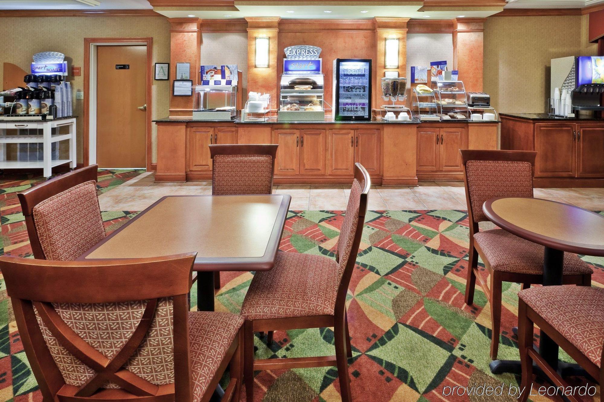 Holiday Inn Express Hotel & Suites Forest By Ihg מראה חיצוני תמונה