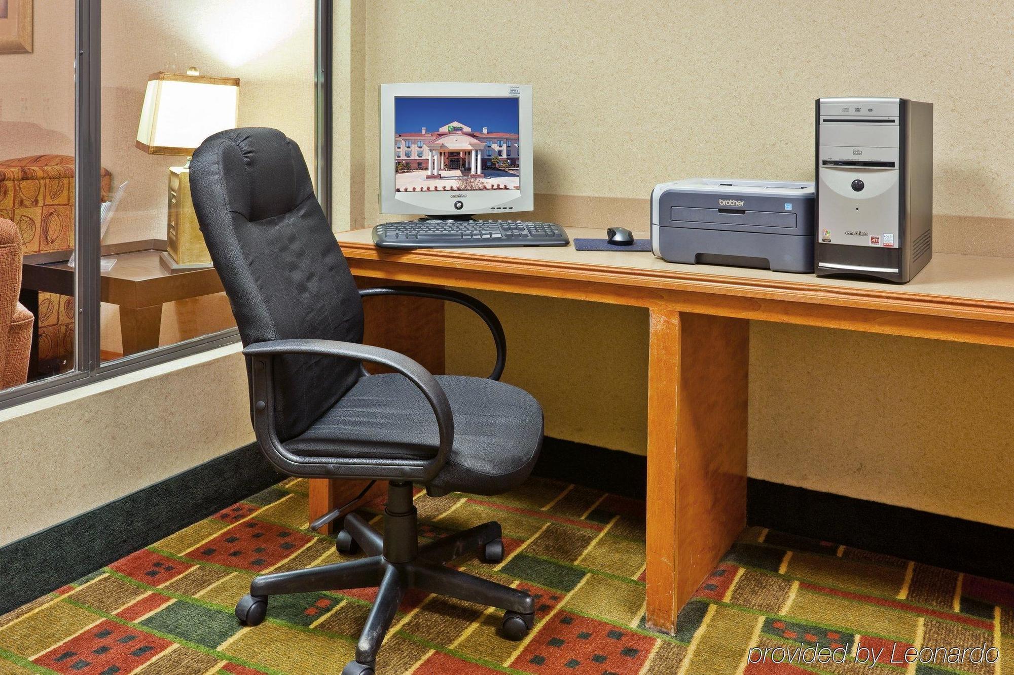 Holiday Inn Express Hotel & Suites Forest By Ihg מראה חיצוני תמונה