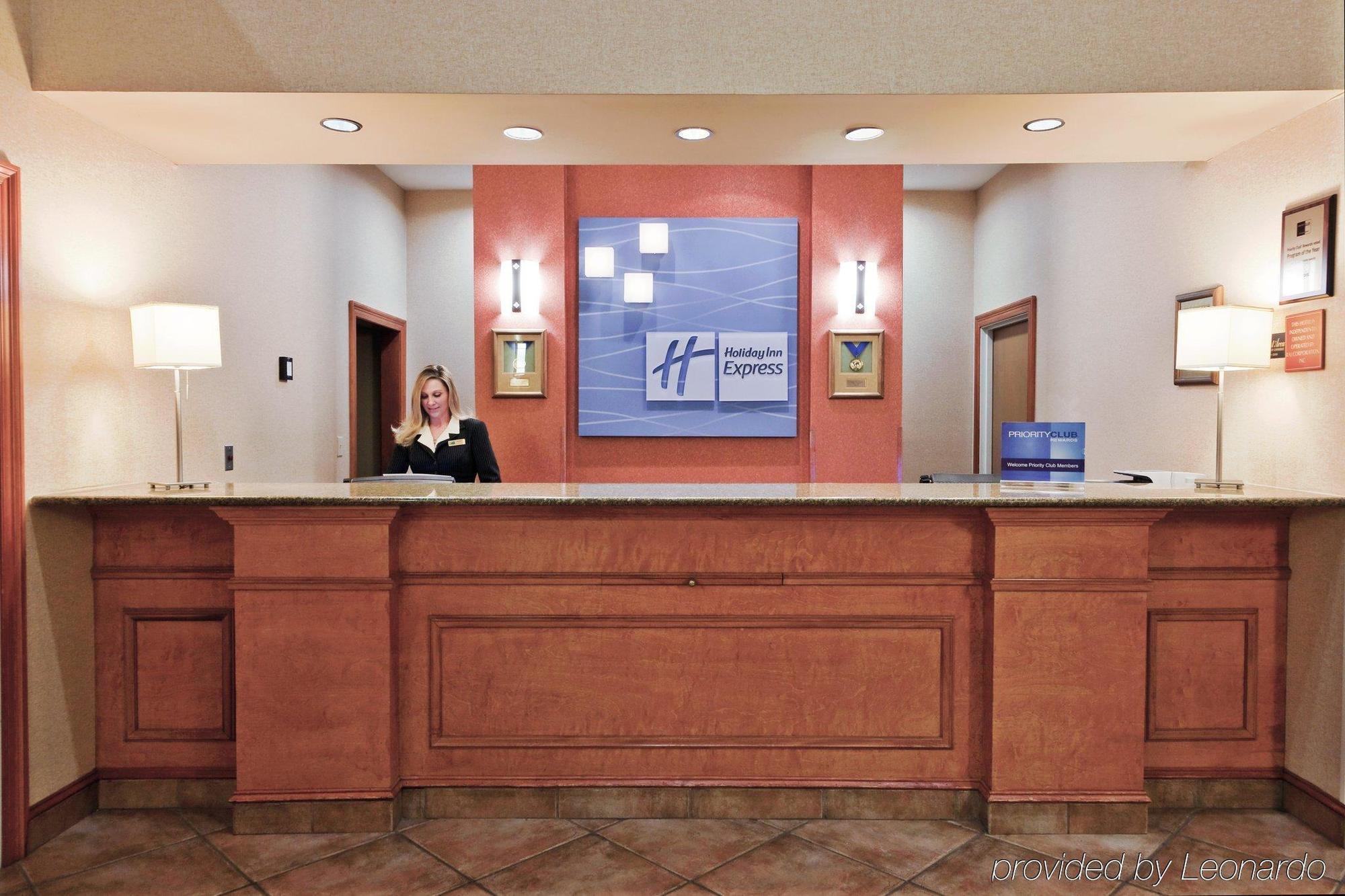 Holiday Inn Express Hotel & Suites Forest By Ihg מראה חיצוני תמונה